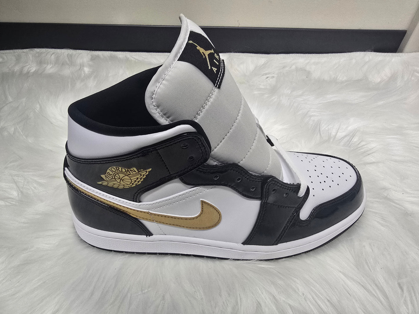 Jordan 1 Mid - Patent Black White Gold