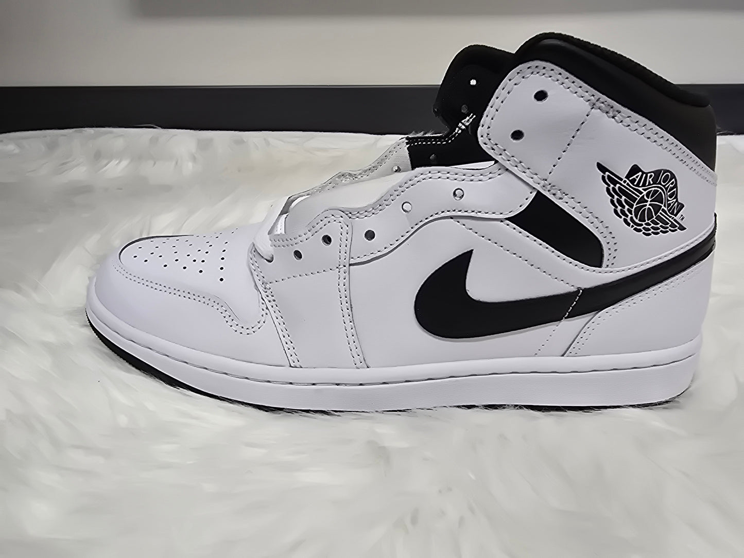 Jordan 1 mid white black