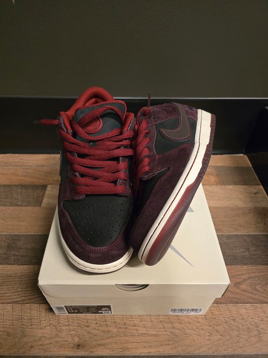 Nike SB Riot skateshop