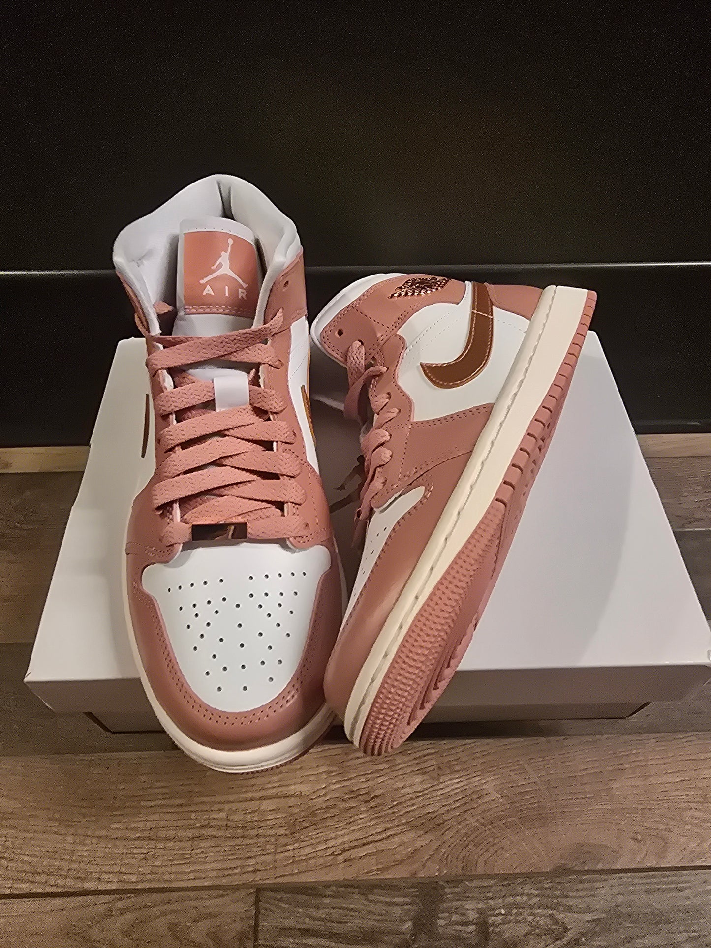 Jordan 1 red stardust